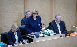 Der Bundesrat segnet zahlreiche, vom Bundestag schon beschlossene Gesetze ab. - Kay Nietfeld/dpa