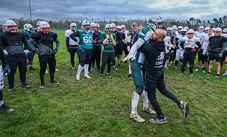 Headcoach Bert Smith zeigt, wie ein Gegenspieler festgemacht wird. Die Bulldogs trainieren ab März wieder draußen. - Andreas Zobe