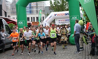 Gedränge: Schon am Start setzten sich die schnellsten Läufer ab. - Hermann Ludwig