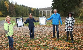 Liane Jordan (2. v.l.) vom Deutschen Wanderverband überreicht die Urkunden an (v.l.) Marion Wessels (Gemeinde Altenbeken) und Karl Heinz Schäfer (Geschäftsführer Tourist-Information Paderborn) sowie Anja Veith (stllvtr. Geschäftsführerin Touristikzentrale Paderborner Land). - Uwe Müller