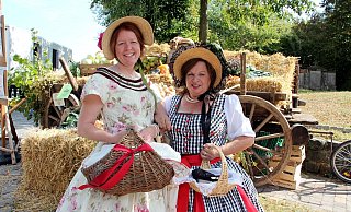 Stilecht: Roswitha Hillbrand (l.) und Birgit Künneke besuchen den Öko- und Bauernmarkt in Ottenhausen in historischen Kostümen. - (Archivbild) Burkhard Battran