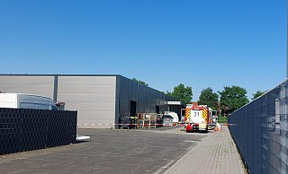 In einer Lagerhalle in Elsen ist ein gefährlicher Stoff ausgetreten, die Paderborner Feuerwehr ist im Einsatz. - Viktoria Bartsch