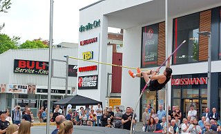Zahlreiche Besucherinnen und Besucher ließen es sich am Freitag nicht nehmen, beim ersten City-Stabhochspringen im Rahmen des Late-Night-Shoppings in der Bünder Innenstadt dabei zu sein. - Alexandra Stratmeier