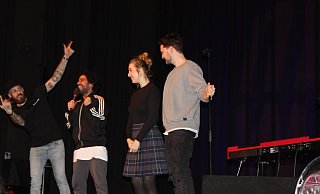 Die vier Comedians Dennis Grundt (v. l.), Nizar, Lena Kupke und Phil Laude sorgen am vergangenen Freitagabend in der Werretalhalle für lautes Gelächter. - Anthea Moschner