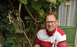 Eigenbau: Torsten Janke zeigt sein neuestes Werk, einen Tisch mit Getränkefach. - Sandra C. Siegemund