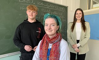 Selbstbewusst, offen und mutig: Clay (16, l.) und Leon (17) berichten offen von Mobbingerfahrungen in der Schule. Lehrerin Julia Schröder ist stolz auf die beiden. - Ivonne Michel