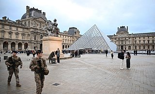 Nach dem Kunstraub im Louvre in Paris dauert die Fahndung nach den Tätern und ihrer Beute an (Archivbild). - Emma Da Silva/AP/dpa