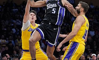 Maxi Kleber (ganz rechts) kam in der NBA-Preseason für die Lakers zum Einsatz. Den Saisonstart verpasst er nun. (Archivbild) - Jae C. Hong/AP/dpa