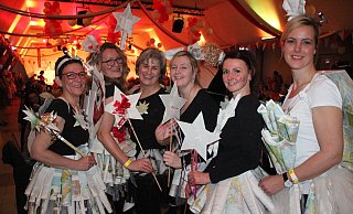 Tolle Stimmung beim Frauenkarneval der Karnevalsgesellschaft Rot-Weiß-Ossendorf. - Burkhard Battran