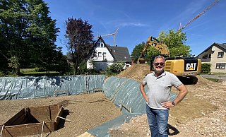 Olaf Schweneker an der Baugrube des Mehrfamilienhauses am Kantor-Lohmann-Weg. - Dirk Windmöller