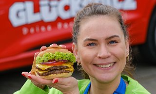 Hat ihre Berufung gefunden: Steffi Butt ist das Gesicht der jungen Bielefelder Burger-Marke Glückspilz. Aber sie macht längst nicht nur Werbung für die Produkte des jungen Unternehmens, das jetzt am Freitag an der Eckendorfer Straße eine weitere Filiale eröffnet. - Andreas Zobe
