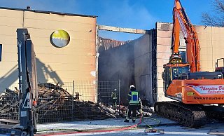 Der Großbrand bei Bestpool in Steinhagen im Kreis Gütersloh hat auch zwei Tage danach noch Auswirkungen. - Andreas Frücht