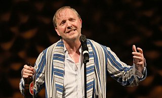 "Dittsche" alias Comedian Olli Dittrich im Bademantel und mit einer Flasche Dittschburger in der Hand - so wird er demnächst auf die Stadthallenbühne schreiten. - picture alliance/dpa