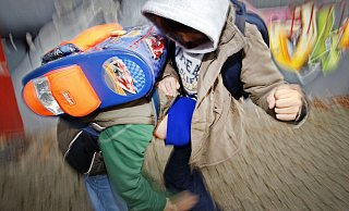 Immer mehr Kinder und Jugendliche begehen Straftaten - darunter Körperverletzungen. - dpa
