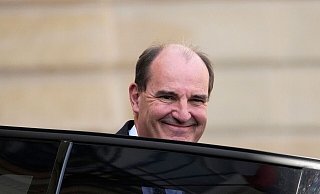 Frankreichs Ex-Premier Jean Castex hilft bei Olympia als Wegweiser in der Metro mit. - Michel Euler/AP/dpa