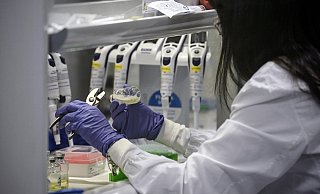 Eine Mitarbeiterin des Unternehmens Eli Lilly bei der Herstellung des Anti-Covid-19-Medikaments Bamlanivimab, das ab Februar auch in Deutschland eingesetzt werden soll. - picture alliance