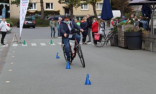 Kurt Ortmann (Bild) beweist im Übungsparcours sein fahrerisches Können mit dem E-Bike. - Eric Pielsticker