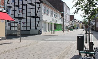 Der Brakeler Hanekamp soll in zwei Einbahnstraßen aufgetreilt werden, die an diesem Zebrastreifen aufeinandertreffen.  - Manuela Puls
