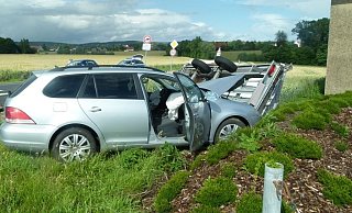 Der VW und der Anhänger kamen von der Kreuzung ab. - Polizei Minden-Lübbecke