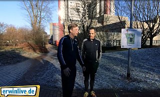 Moderator Joris Gräßlin (l.) sagt der Weihnachtswampe den Kampf an, zusammen mit Mediziner und Hobby-Triathlet Dr. Jerome Abraha umrundet er das Klinikum. - Screenshot