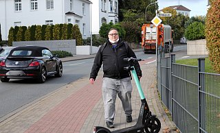 Bei Tag kann Arne Marlon Hoffmeister Hindernisse wie den auf diesem gestellten Foto falsch auf dem Gehweg abgestellten Elektro-Roller meist erkennen, bei Dämmerung wird es gefährlicher. - Frank-Michael Kiel-Steinkamp