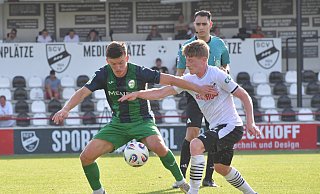 In einem geheimen Testspiel bezwingen die Fußballer des Drittligisten SC Verl den Regionalligisten FC Gütersloh. In diesem Duell kämpfen Güterslohs Aleksandar Kandic (l.) und Verls Dennis Waidner um den Ball. - Jens Dünhölter