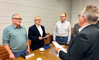 Joachim John (mitte) wird von Bürgermeister Ulrich Rolfsmeyer (rechts) im Rat vereidigt. - Alexander Jenniches, Alexander Jenniches