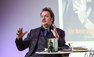 Gestenreich, warm- und offenherzig plaudert Charly Hübner über sein Aufwachsen in der DDR und seinen literarischen Lehrmeister. - Jörg Dieckmann