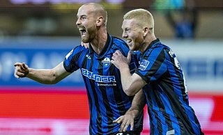 SCP-Innenverteidiger Jannis Heuer (l.) hat soeben das 2:1 gegen Düsseldorf erzielt. Teamkollege Kai Klefisch ist der erste Gratulant. - picture alliance/dpa