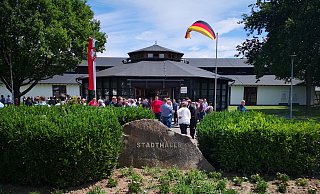 Abgeschirmt: Ungestört konnte die AfD in der Warburger Stadthalle ihren Landesparteitag abhalten. Für die AfD im Kreis Höxter hat sich die Stadthalle als Veranstaltungort bewährt. - Hermann Ludwig