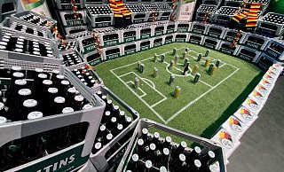 Nachbau eines Stadions aus Veltins-Bierkästen anlässlich der EM. Nur noch zwei Wochen sind es bis zum Start der Fußball-Europameisterschaft. Doch von dem sonst üblichen Fußballfieber ist im Einzelhandel bislang kaum etwas zu spüren. - Foto: Veltins/dpa