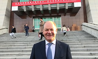 Der damalige Bundesfinanzminister Olaf Scholz in Peking. - Foto: Georg Ismar/dpa/Archiv