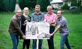 Möchten Antworten von der Politik: (v.l.) Gottfried Scharpenberg, Bärbel Tophinke, Andreas Reckhaus, Alfred Bisping und Werner Tophinke von der Bürgerinitiative "Schutzgut Mensch". - Andreas Frücht