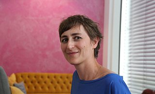 Ulrike Almut Sandig geht mit ihrer Lyrik über die Sprache hinaus und füttert sie mit Bildern und Tönen. - Maria Frickenstein