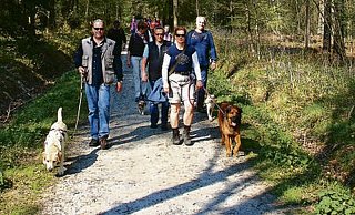 Ulrich Vogel führt Wanderer mit ihren Hunden vor allem durch den Teutoburger Wald und das Wiehengebirge. - FOTO: NATOURS