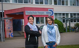 Beliebte Bielefelder Schule, begrenzte Kapazitäten: Stefanie Schrader, Leiterin der Realschule Heepen (l.), und Konrektorin Anne-Kathrin Bödding haben gute Gründe, warum sie keine zusätzliche Klasse einrichten können. - Andreas Zobe