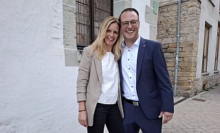 Alexander Kleinschmidt freut sich mit seiner Frau Alexandra über den klaren Wahlerfolg. Er wird der neue Bürgermeister der Stadt Brakel. - Torsten Wegener