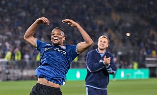 Jubel auf der Alm: Torschütze Jesaja Young von Arminia Bielefeld feiert einen weiteren Pokal-Erfolg auf heimischem Boden. - Teresa Kroeger