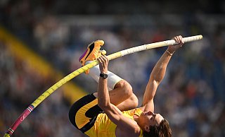 Der Überflieger der Leichtathletik: Stabhochspringer Armand Duplantis aus Schweden. - Rafal Oleksiewicz/AP/dpa