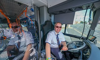 Jan Bziak ist Busfahrer bei Mobiel. Er wurde jetzt als "Lieblingsbusfahrer" ausgezeichnet. - Andreas Zobe