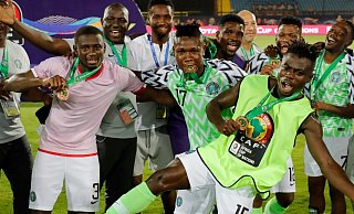 Super Eagles in Feierlaune: Jamilu Collins (l.) jubelt mit seinen nigerianischen Teamkollegen über die Bronzemedaille beim Afrika-Cup 2019. - AFP