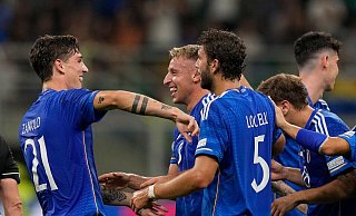 Italiens Davide Frattesi (2.v.l) feiert mit seinen Mannschaftskameraden nach seinem Tor. - Antonio Calanni/AP/dpa