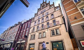 Das Herforder Bürgermeisterhaus an der Höckerstraße sticht mit seinen Giebeltreppen und den tiefen Schaufenstern heraus. - Daniel Salmon