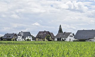 Blick von der Frordisser Straße aus: Vor den Häusern die Linnenstraße, hinter ihnen der "Wolgabogen". - Kurt Ehmke