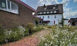 Das leerstehende Hotel-Restaurant Büscher in Bielefeld-Quelle verfällt seit Dezember 2023. Seit Kurzem ist fast das gesamte Areal eingezäunt. - Susanne Lahr