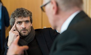 Soll aussagen: LKA-Ermittler Stefan Willms (l.) und Staatsanwalt Andreas Brendel unterhalten sich in Detmold. - Foto: dpa