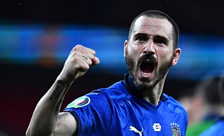 Italiens Leonardo Bonucci feiert den Sieg über Österreich. - Foto: Ben Stansall/Pool AFP/AP/dpa