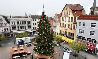 Am großen Weihnachtsbaum auf dem Alten Markt leuchtete in den vergangenen Jahren das „Lebenslicht". - Frank-Michael Kiel-Steinkamp