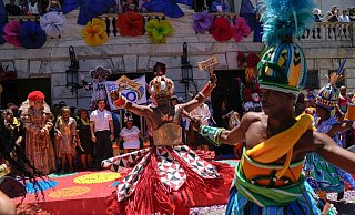 In Rio de Janeiro sorgen dutzende Karnevalsgruppen für gute Stimmung in der Stadt. - Silvia Izquierdo/AP/dpa