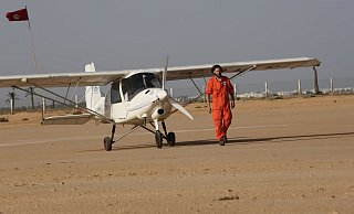 Ruben Neugebauer und das Ultraleichtflugzeug warten in Djerba nach wie vor auf eine Genehmigung. - Bastian Schlange